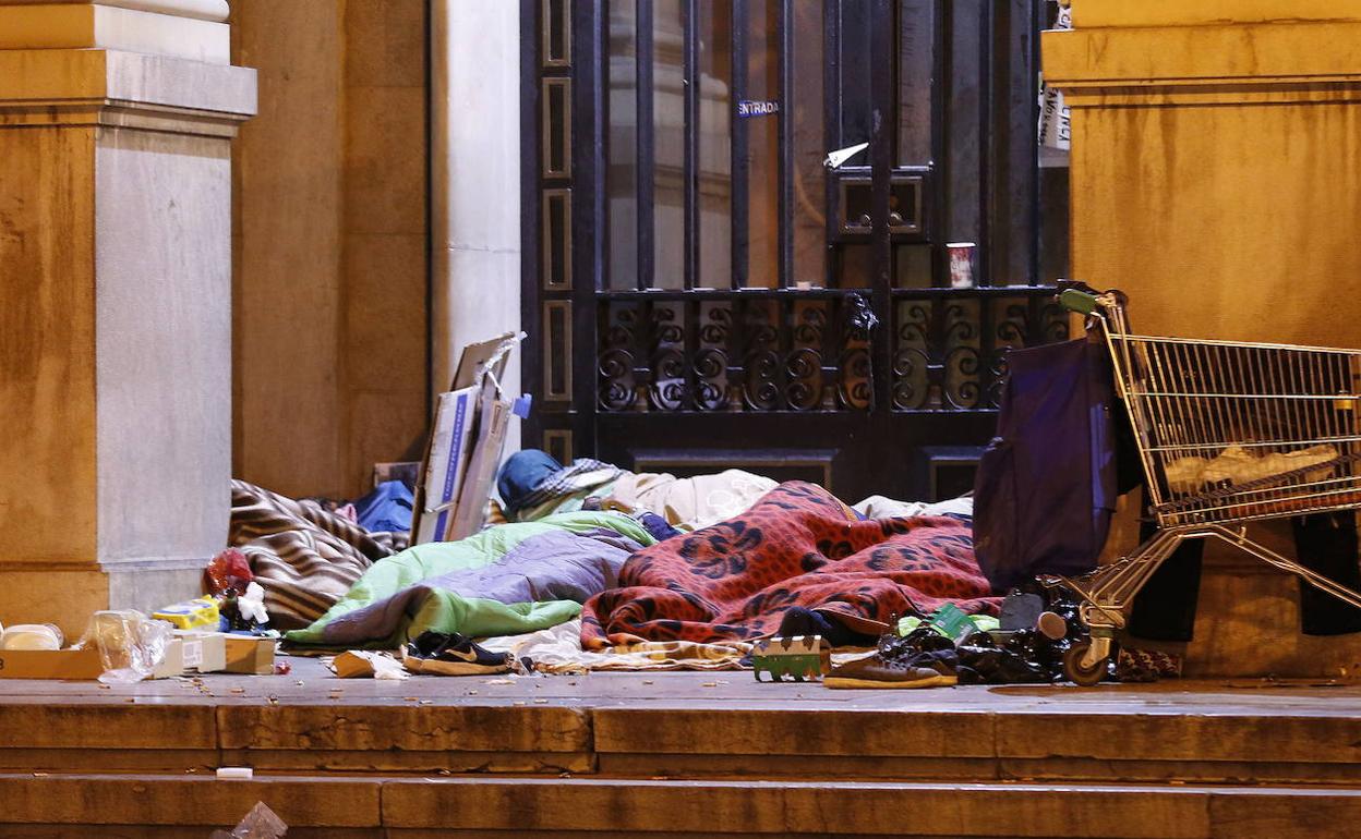 Un sintecho duerme en la calle en Valencia. 