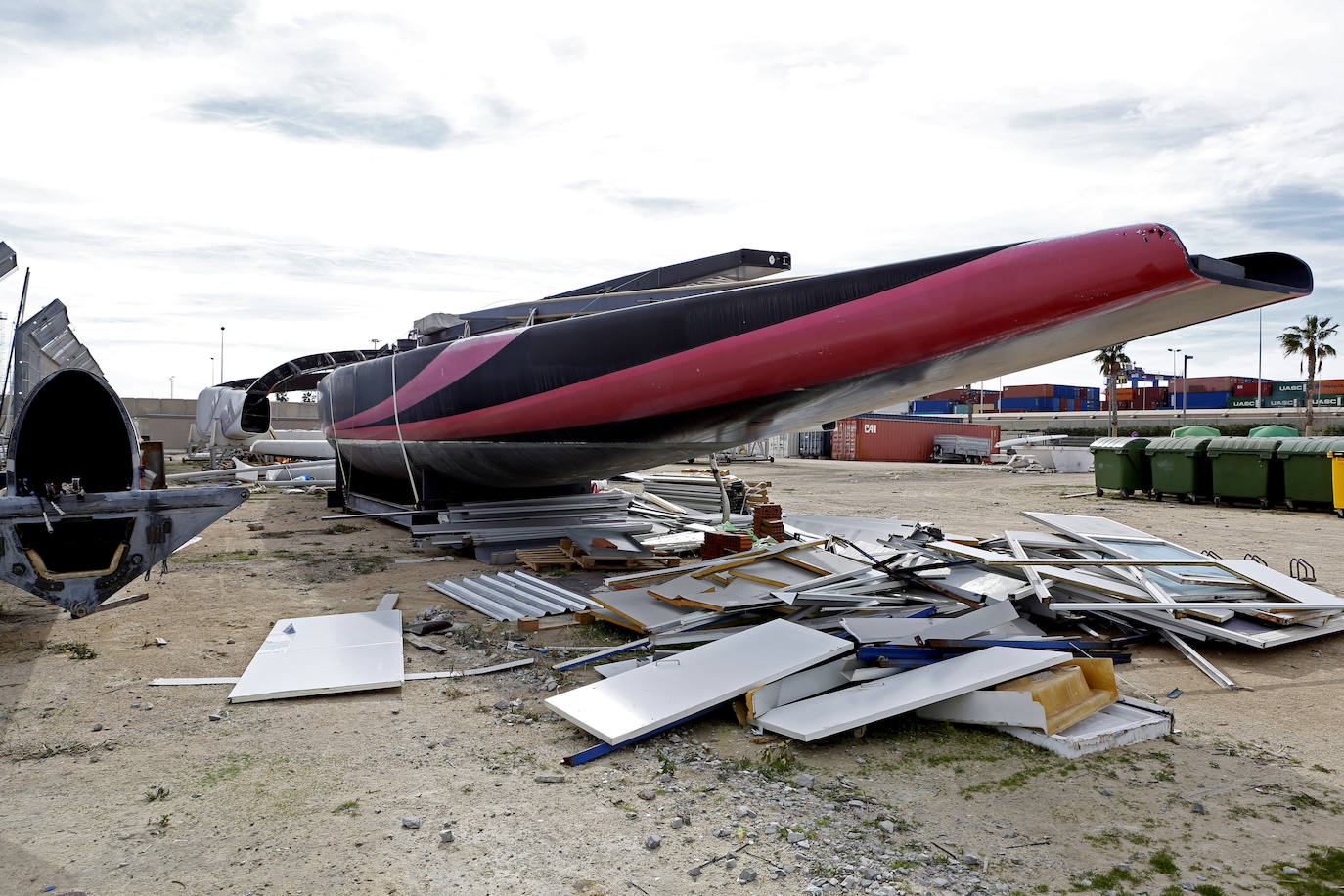 El Alinghi 5 'duerme' entre basura en Valencia. 