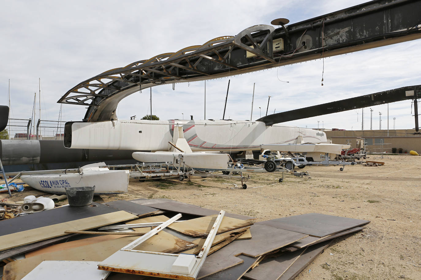 El Alinghi 5 'duerme' entre basura en Valencia. 