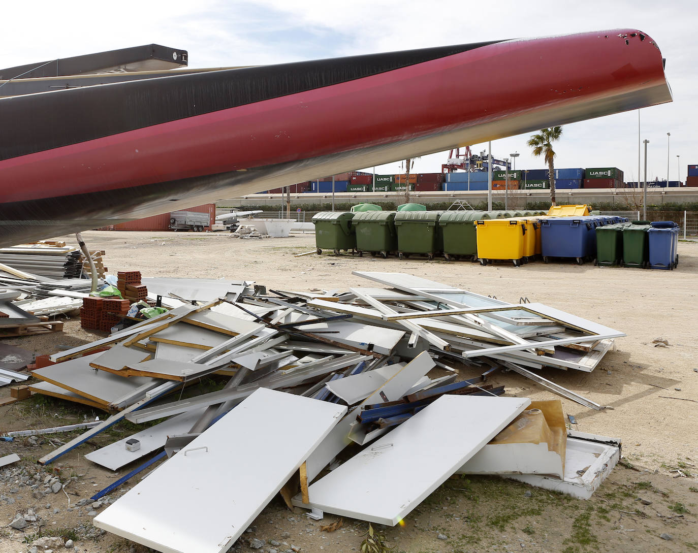 El Alinghi 5 'duerme' entre basura en Valencia. 