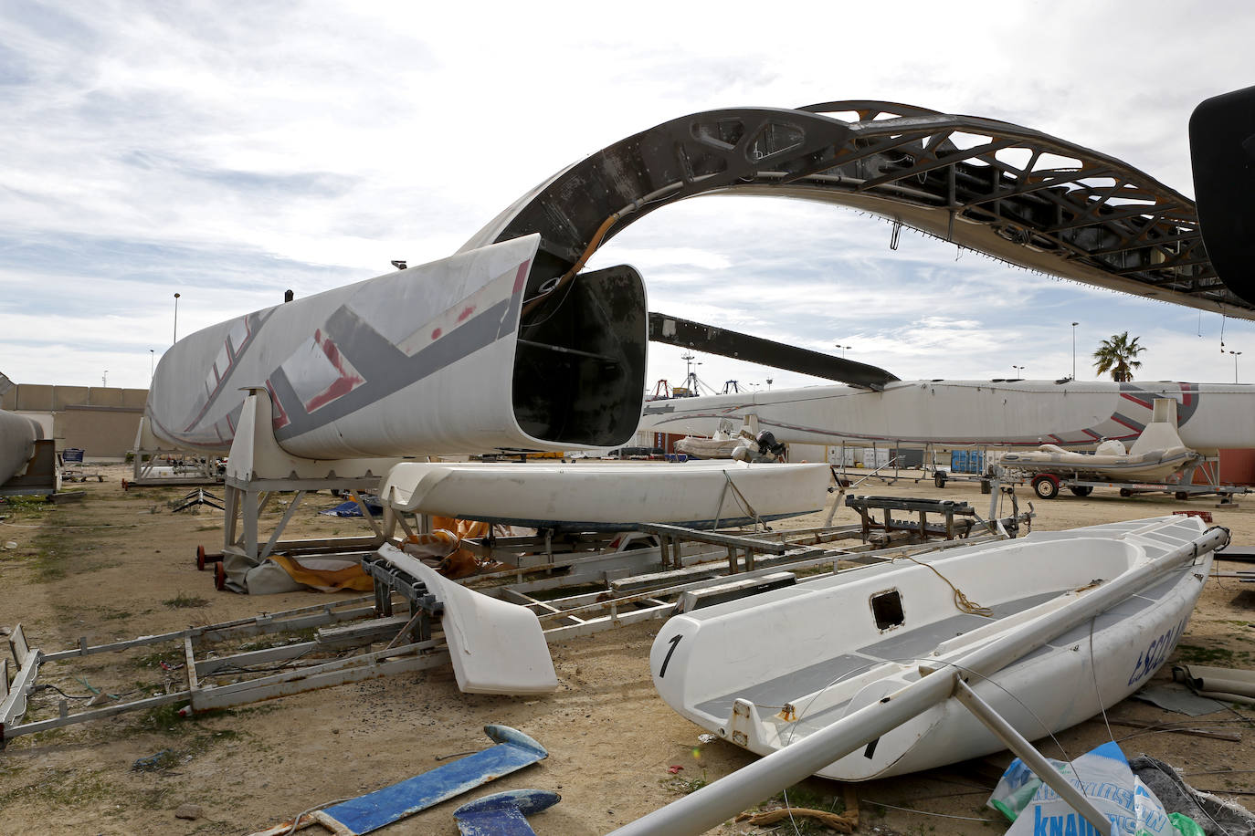 El Alinghi 5 'duerme' entre basura en Valencia. 