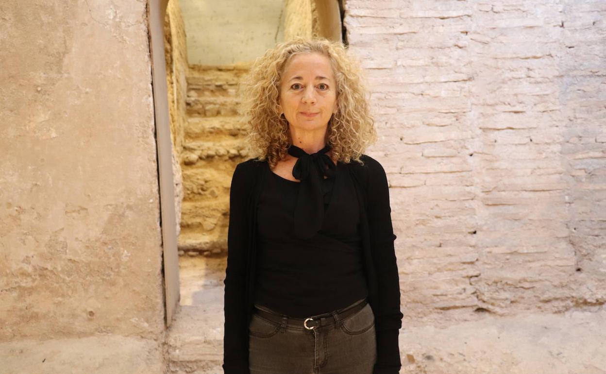 Rosa Vázquez muestra cómo es la bodega más antigua de toda Valencia.