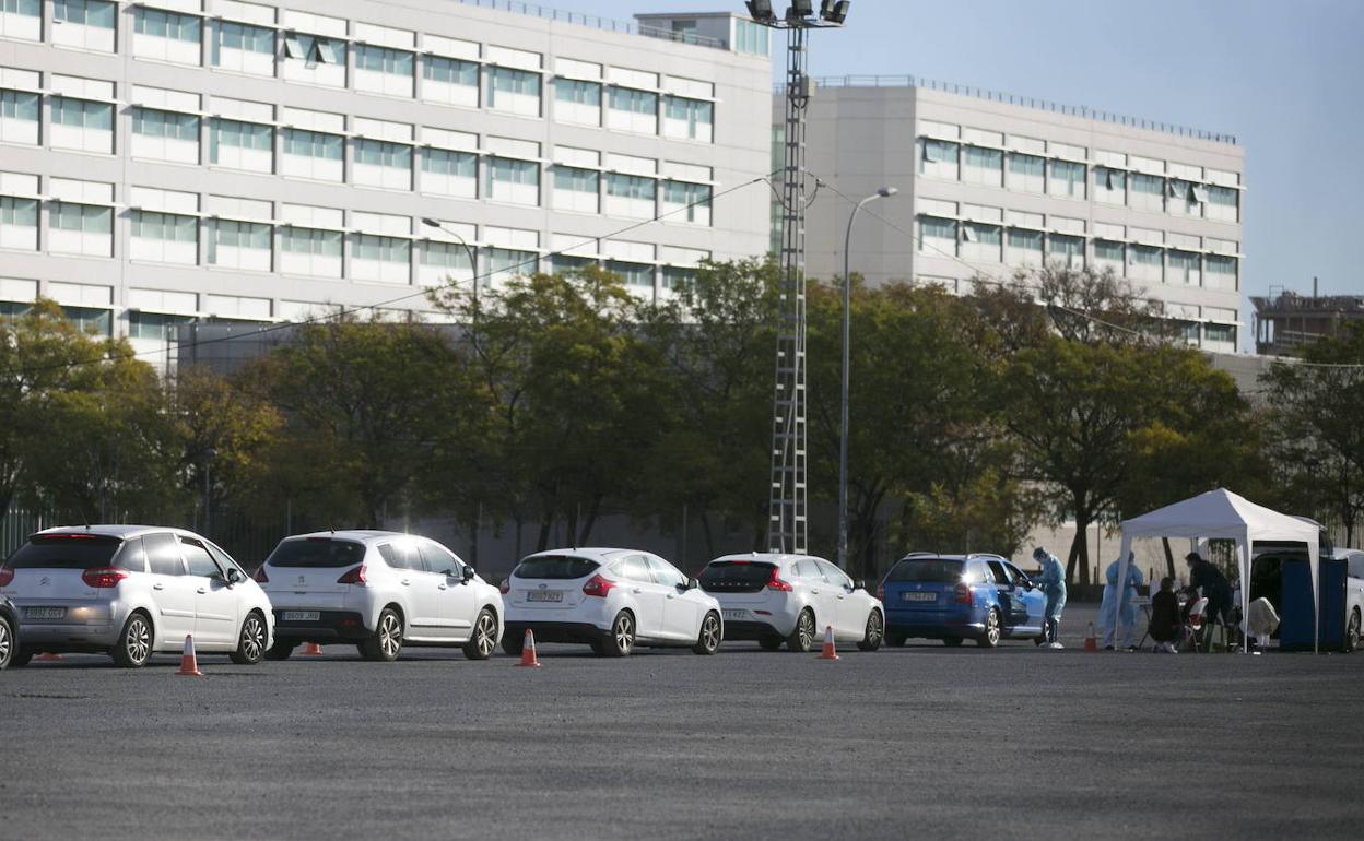 Carpa para hacer pruebas PCR a escolares instalada la pasada semana en el campus de Tarongers. 