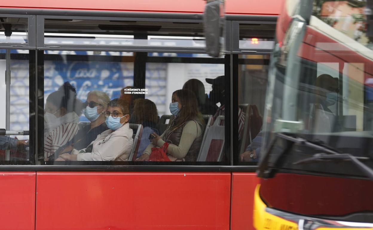 Un autobús de la EMT recorre el centro de la ciudad.