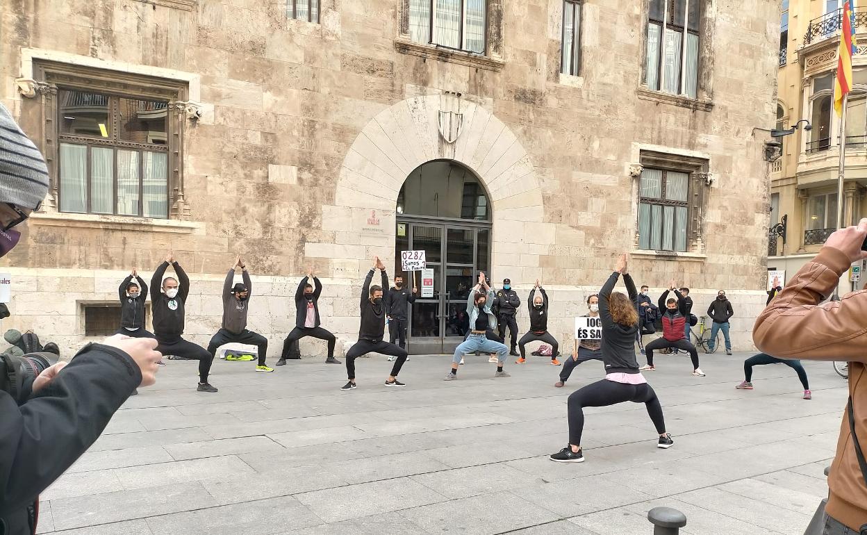 Propietarios de centros de entrenamiento y entrenadores se manifiestan frente al Palau por el cierre de gimnasios. 