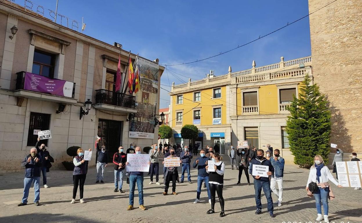 Los vendedores se manifiestan ante las puertas del ayuntamiento. 