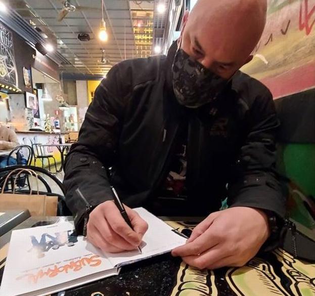 Iñaki Zubizarreta firma en Bilbao un ejemplar del cómic Subnormal. 