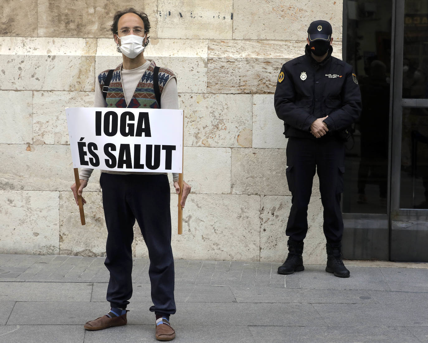 Fotos: Los gimnasios protestan frente al Palau de la Generalitat por el cierre del sector