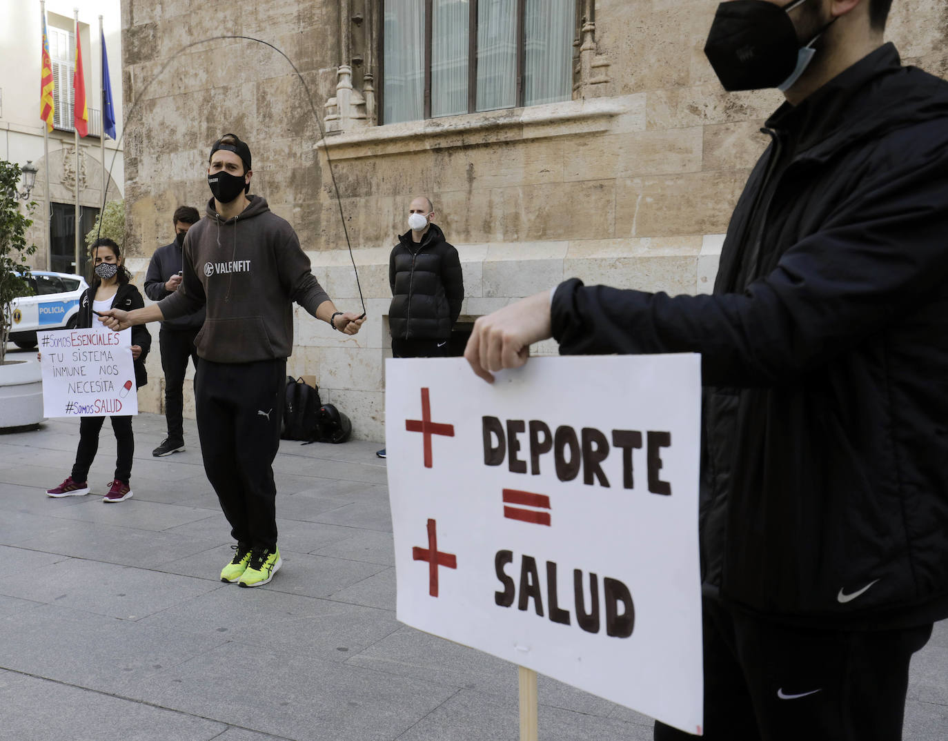 Fotos: Los gimnasios protestan frente al Palau de la Generalitat por el cierre del sector