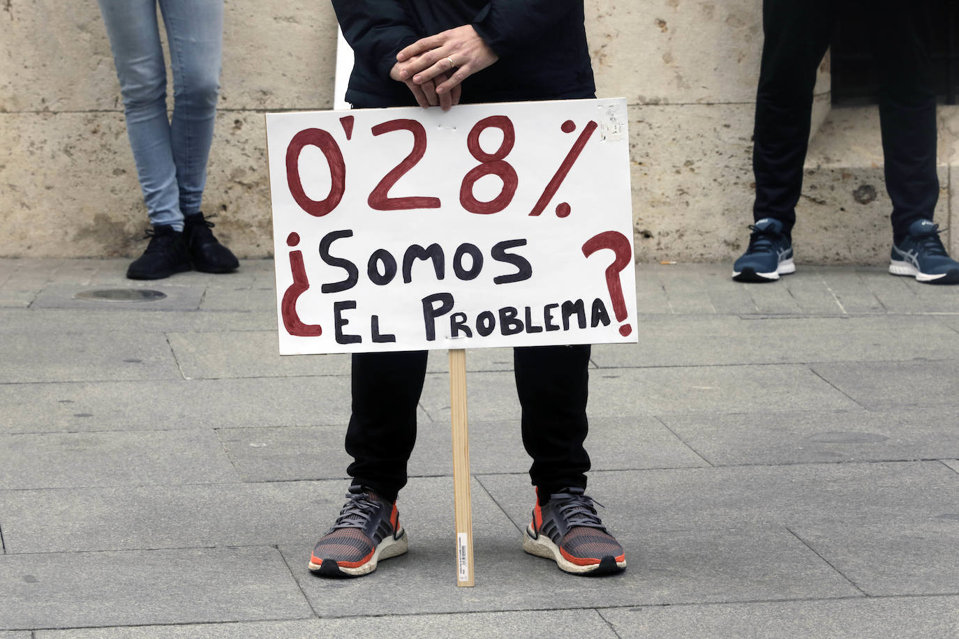 Fotos: Los gimnasios protestan frente al Palau de la Generalitat por el cierre del sector