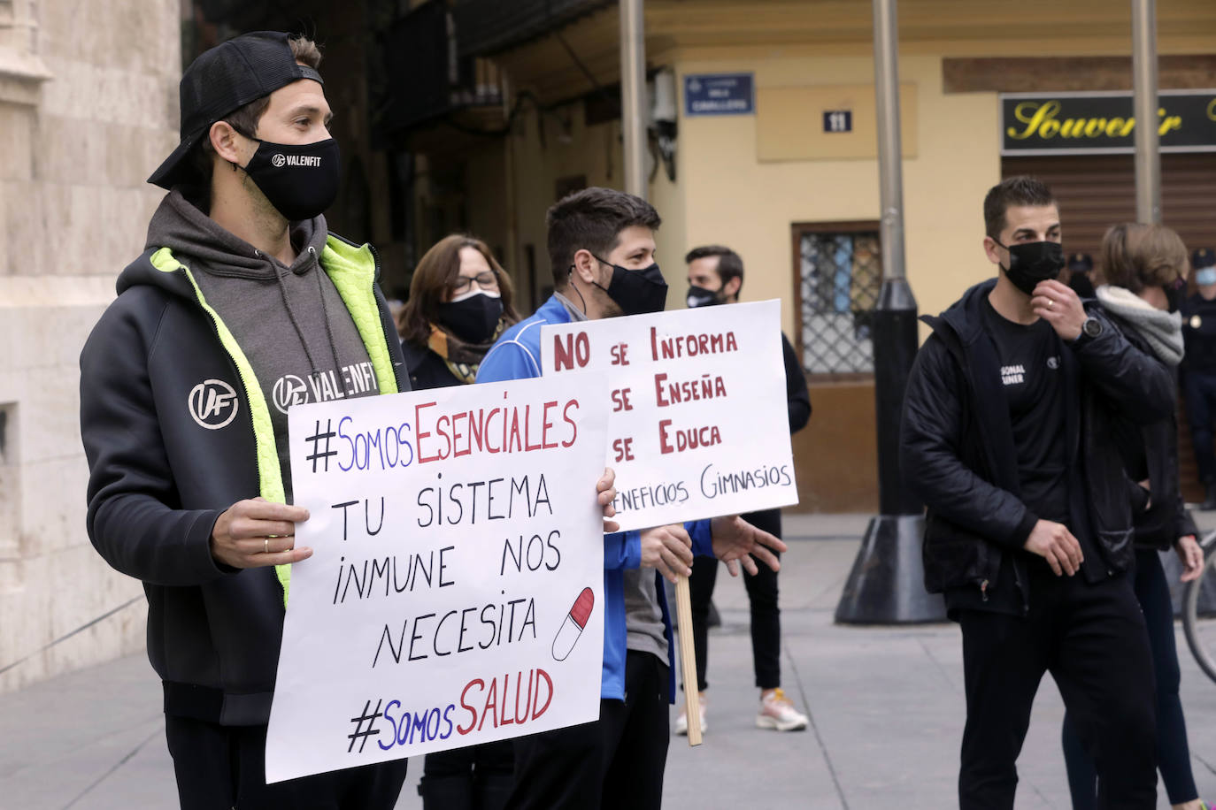 Fotos: Los gimnasios protestan frente al Palau de la Generalitat por el cierre del sector