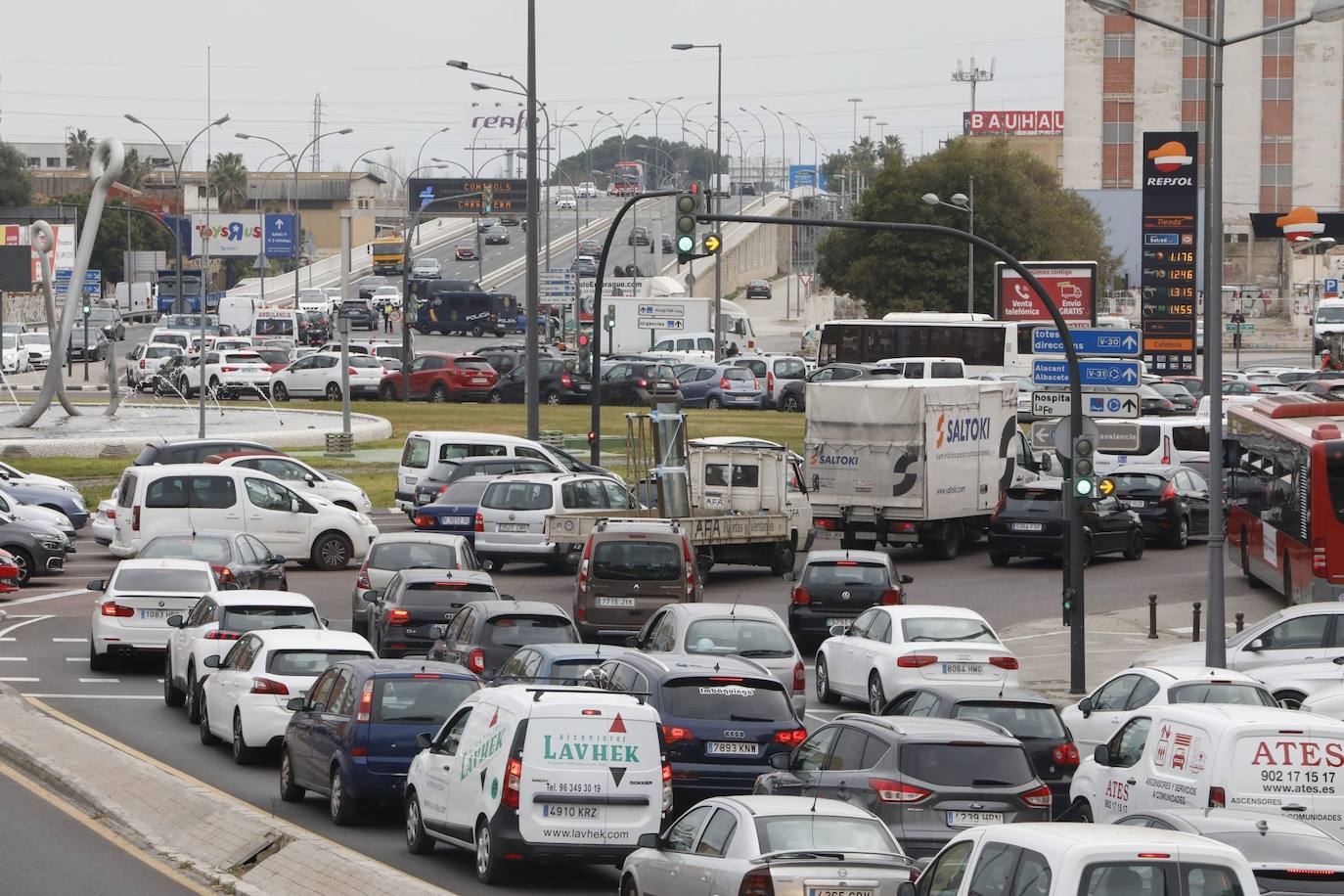 Atascos en el segundo fin de semana de cierre perimetral de Valencia