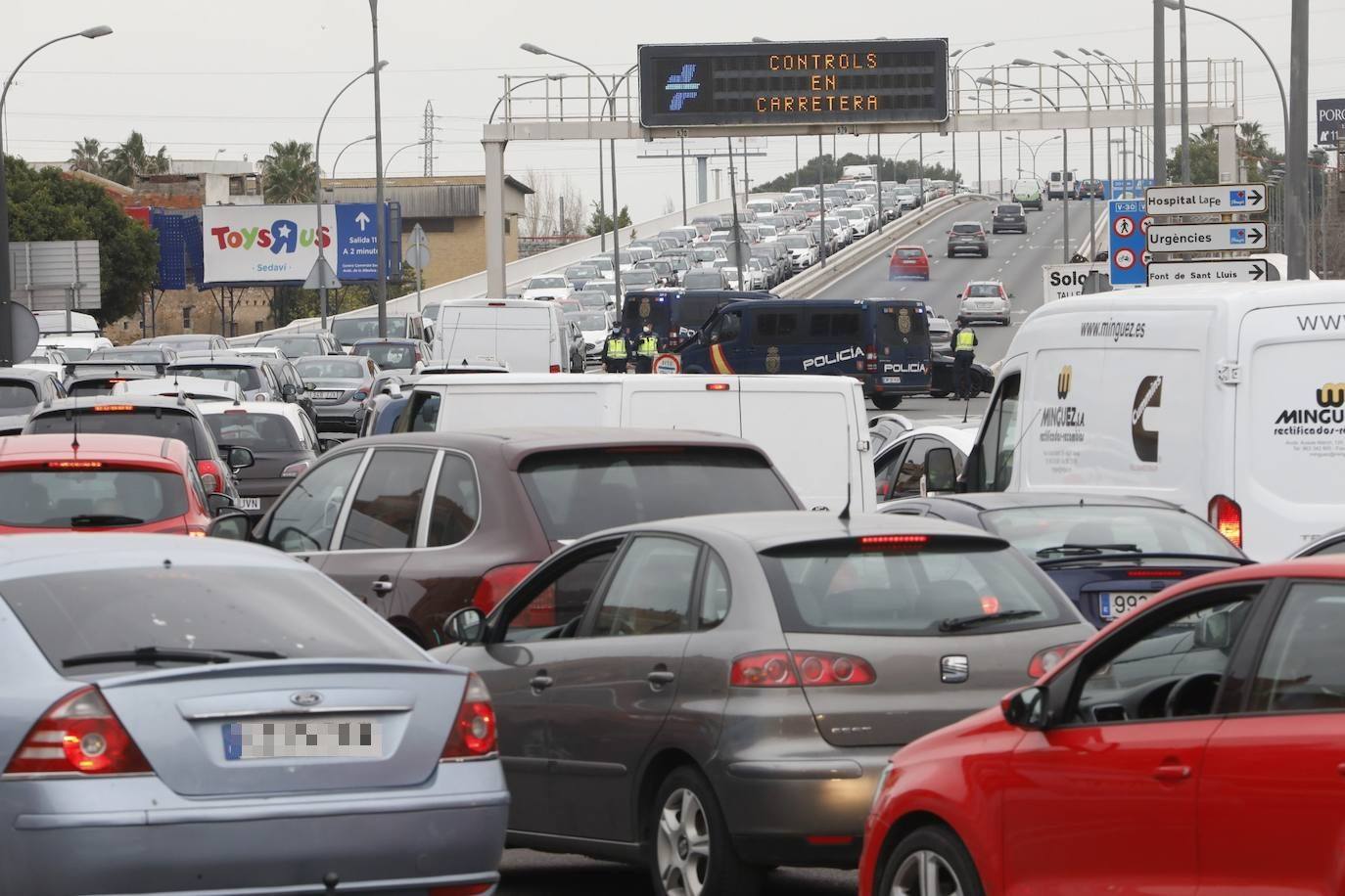 Atascos en el segundo fin de semana de cierre perimetral de Valencia, controlado por operativos policiales en las entradas y salidas de la ciudad. En imagen, la avenida Ausiàs March.