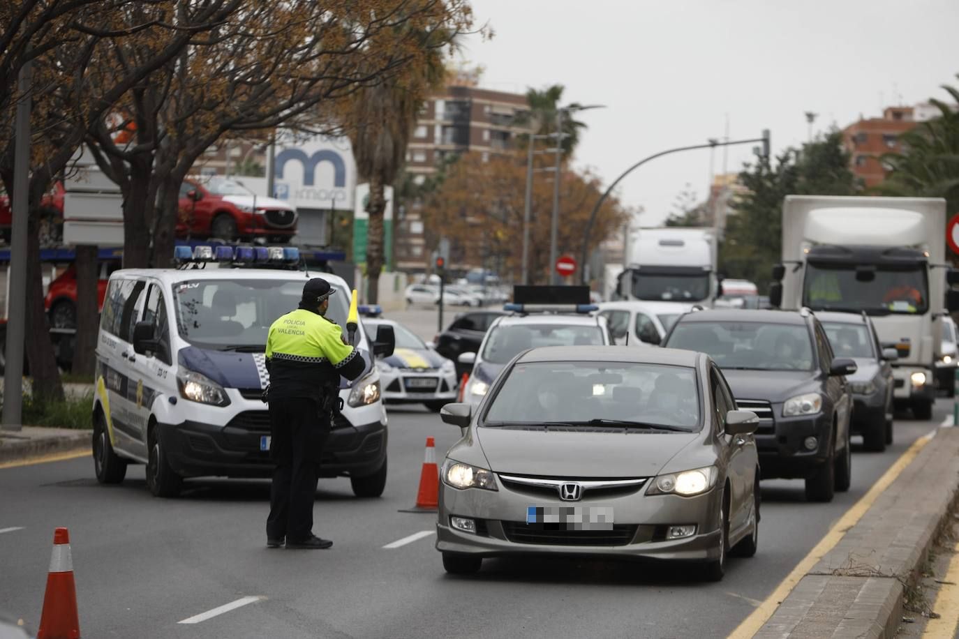 Atascos en el segundo fin de semana de cierre perimetral de Valencia, controlado por operativos policiales en las entradas y salidas de la ciudad. En imagen, Vara de Quart.