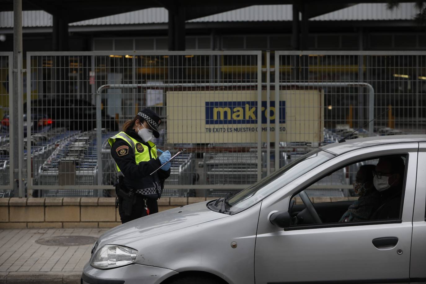 Atascos en el segundo fin de semana de cierre perimetral de Valencia, controlado por operativos policiales en las entradas y salidas de la ciudad. En imagen, Vara de Quart.