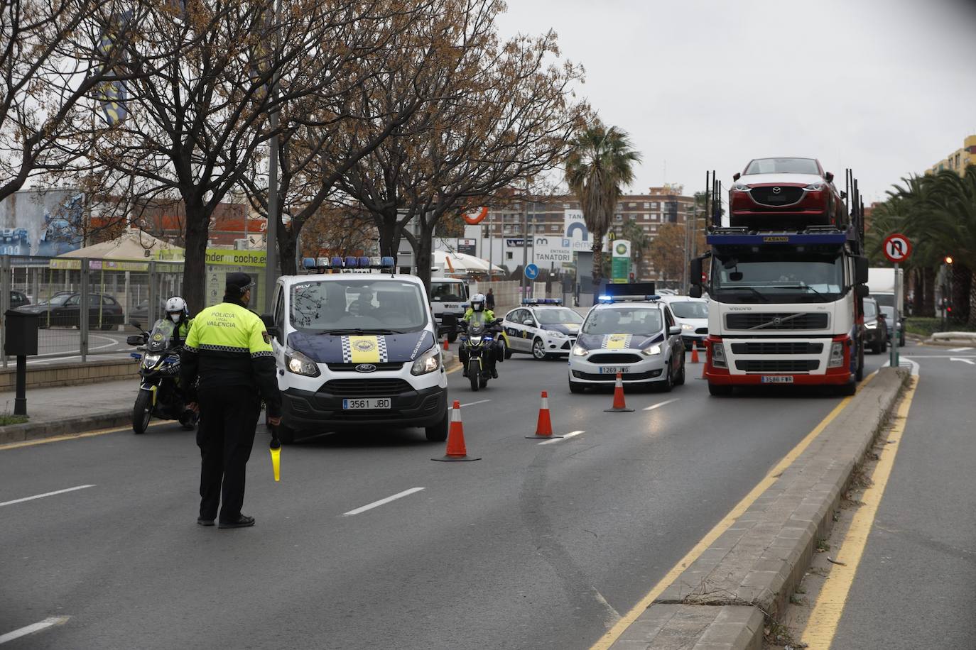 Atascos en el segundo fin de semana de cierre perimetral de Valencia, controlado por operativos policiales en las entradas y salidas de la ciudad. En imagen, Vara de Quart.