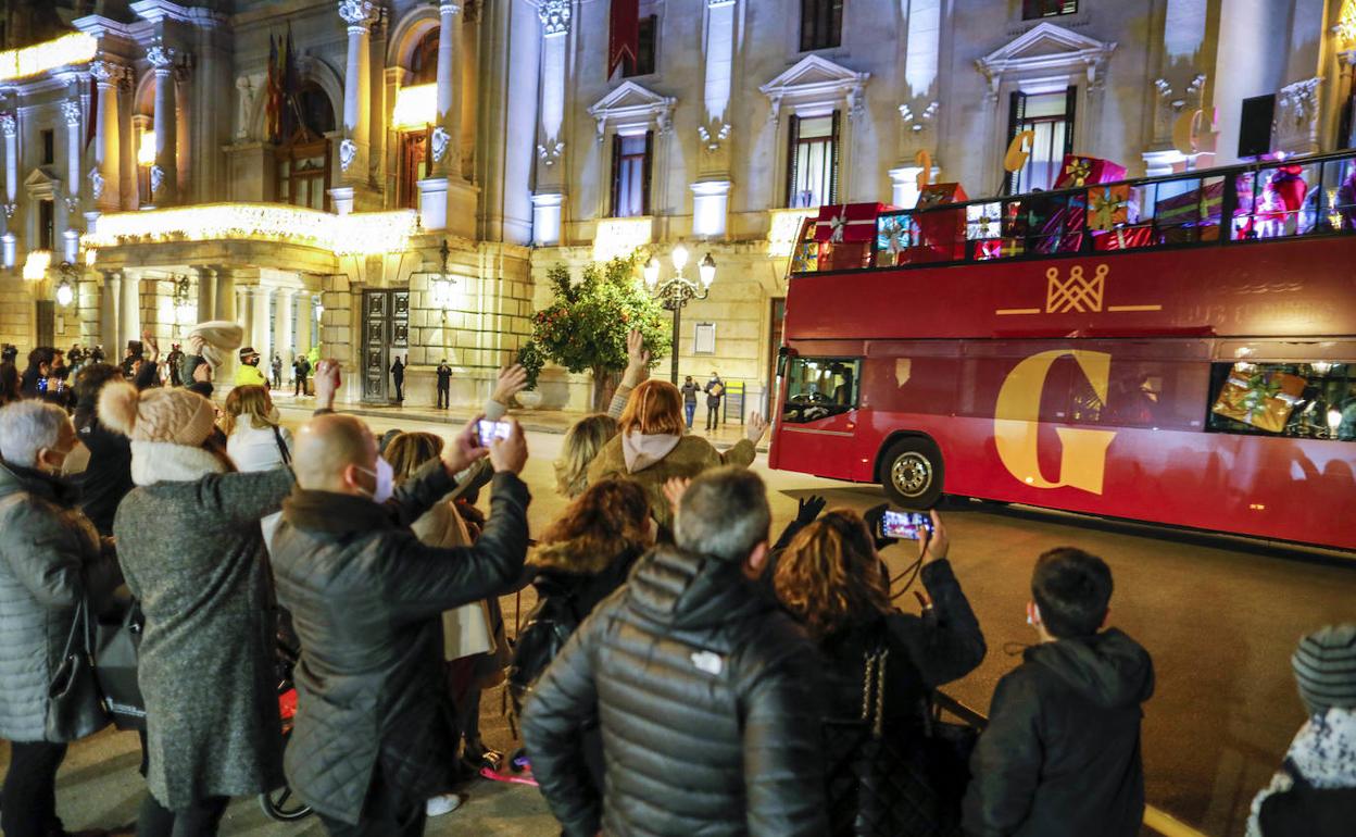 Concentración de gente a la llegada de los autobuses de los Reyes Magos a la plaza del Ayuntamiento. 