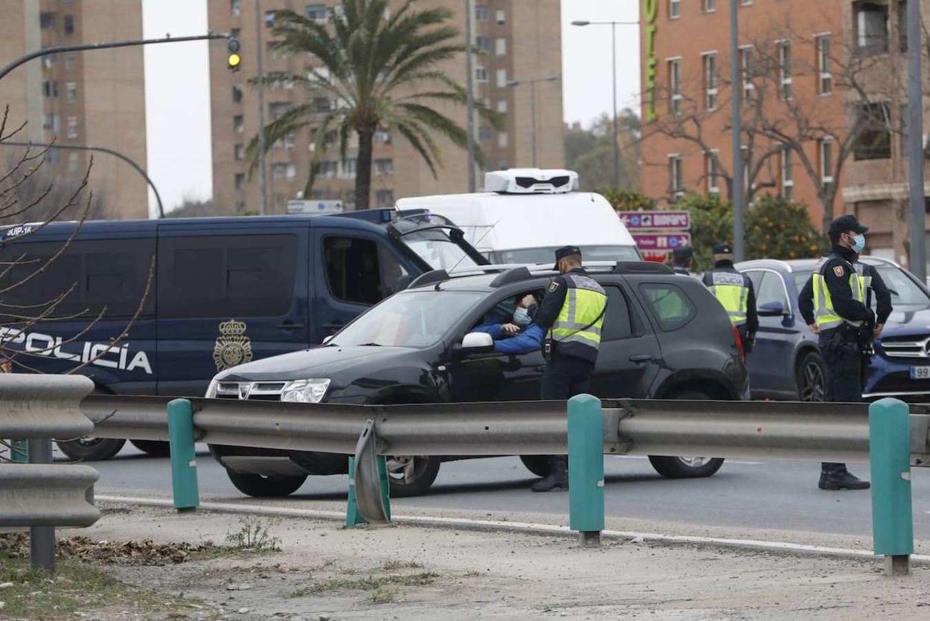 Atascos en el segundo fin de semana de cierre perimetral de Valencia, controlado por operativos policiales en las entradas y salidas de la ciudad. En imagen, la avenida Ausiàs March.