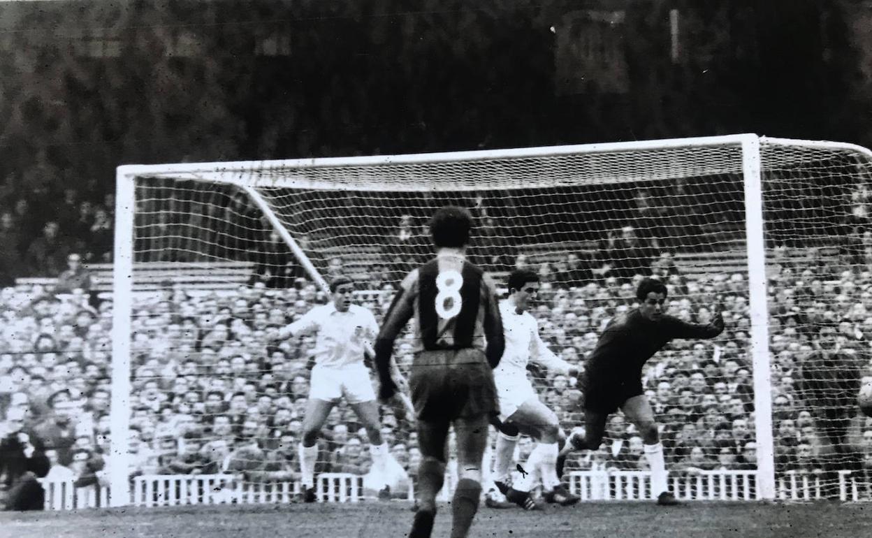 Arnal cubre la portería del Valencia en el Camp Nou, temporada 63-64. El meta es Ñito y a su lado Sastre. 