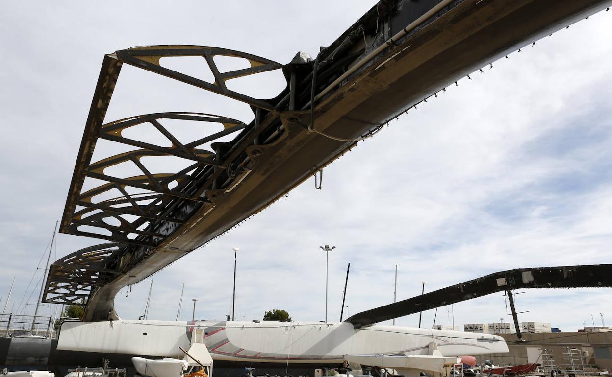 Restos del catamarán 'Alinghi 5', en una explanada de la Marina Sur. 