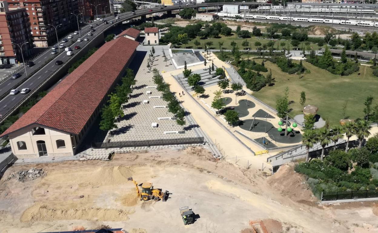 Vista del Parque Central, con las obras en primer término. 