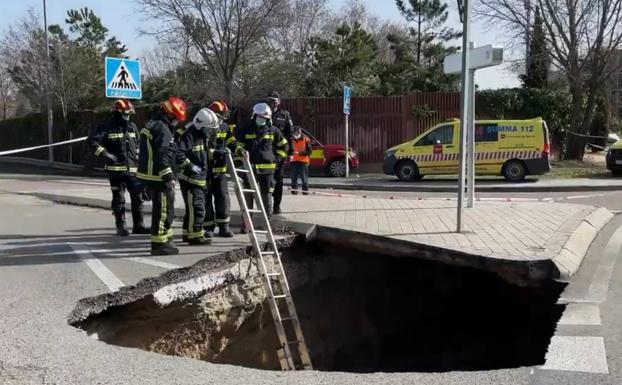 Herido un conductor tras abrirse un socavón de cuatro metros en el suelo y 'tragarse' su coche en marcha