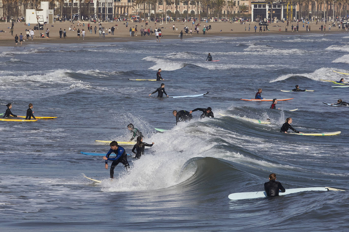 A falta de otras distracciones -los comercios están cerrados y escasean las ofertas de ocio y culturales- los valencianos se han lanzado este fin de semana a los parques, paseos y playas de la ciudad para disfrutar de este fin de semana de restricciones a causa de la pandemia de Covid. Los largos paseos y la práctica de deportes como el running o el surf son ahora las formas preferidas de ocio. 