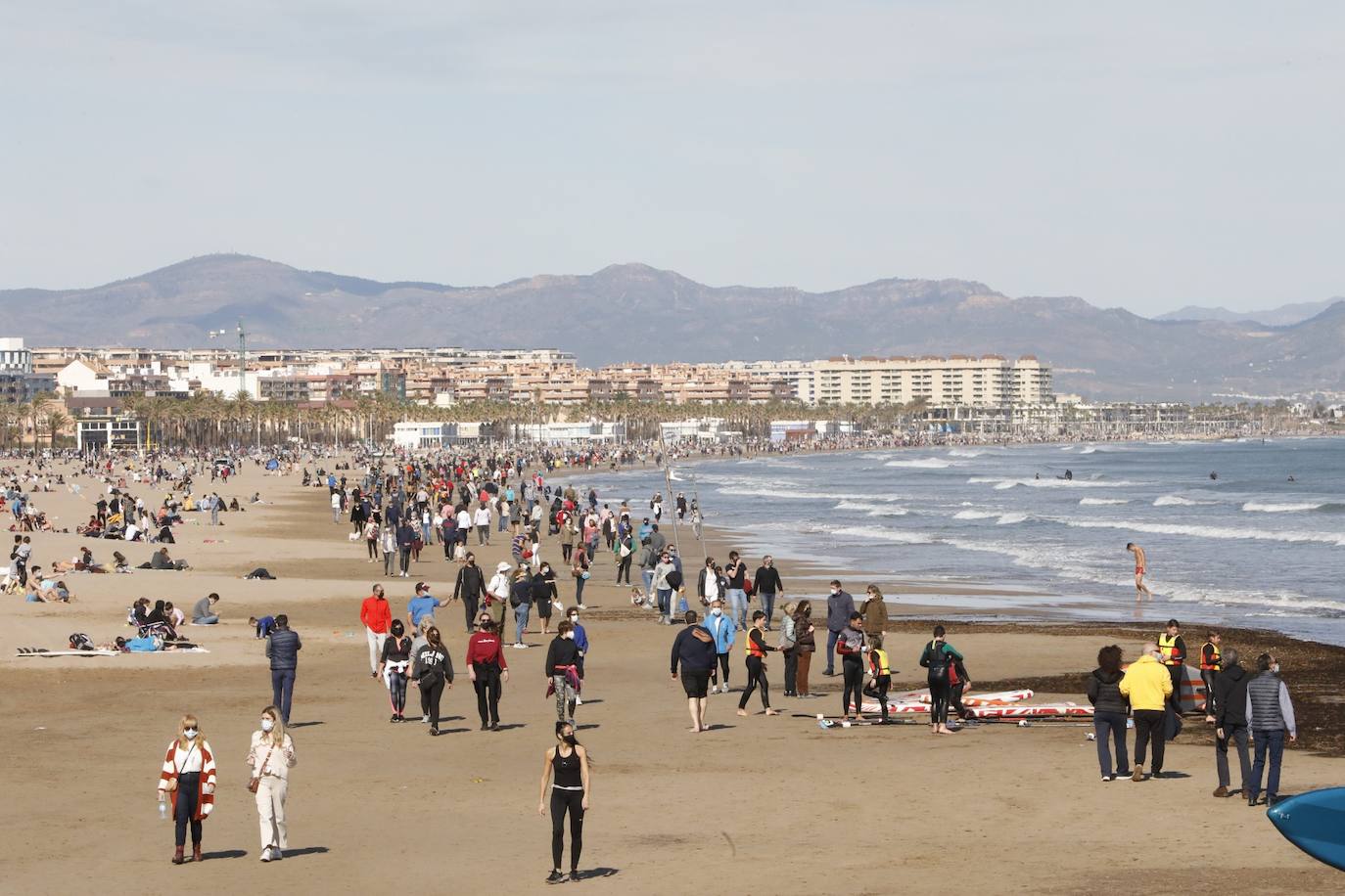 A falta de otras distracciones -los comercios están cerrados y escasean las ofertas de ocio y culturales- los valencianos se han lanzado este fin de semana a los parques, paseos y playas de la ciudad para disfrutar de este fin de semana de restricciones a causa de la pandemia de Covid. Los largos paseos y la práctica de deportes como el running o el surf son ahora las formas preferidas de ocio. 