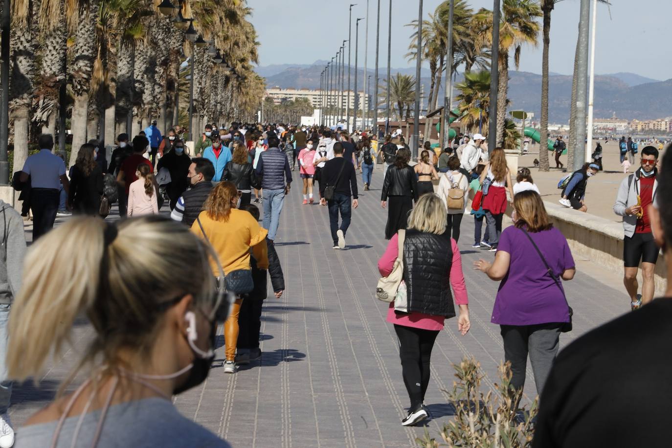 A falta de otras distracciones -los comercios están cerrados y escasean las ofertas de ocio y culturales- los valencianos se han lanzado este fin de semana a los parques, paseos y playas de la ciudad para disfrutar de este fin de semana de restricciones a causa de la pandemia de Covid. Los largos paseos y la práctica de deportes como el running o el surf son ahora las formas preferidas de ocio. 