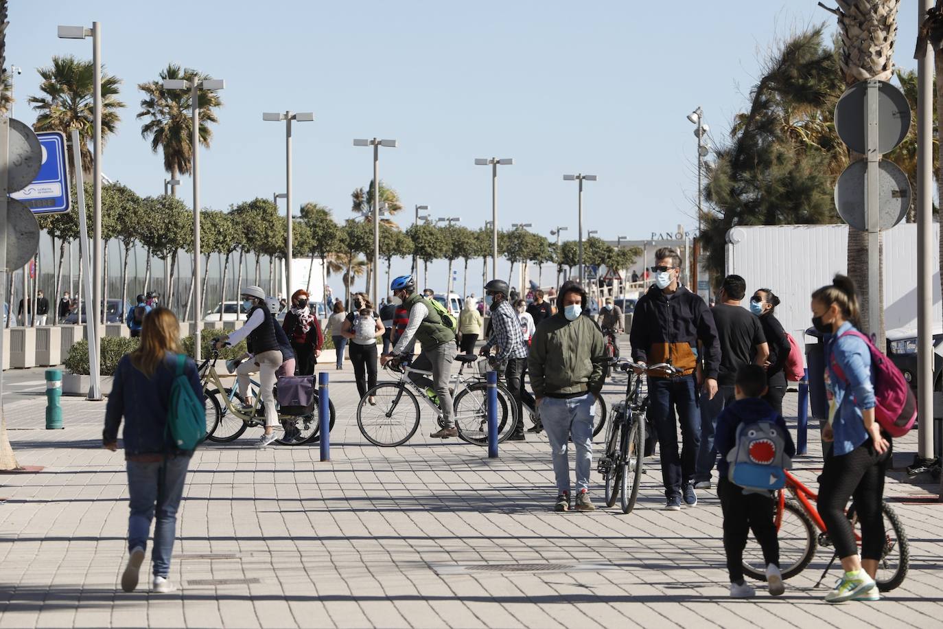 A falta de otras distracciones -los comercios están cerrados y escasean las ofertas de ocio y culturales- los valencianos se han lanzado este fin de semana a los parques, paseos y playas de la ciudad para disfrutar de este fin de semana de restricciones a causa de la pandemia de Covid. Los largos paseos y la práctica de deportes como el running o el surf son ahora las formas preferidas de ocio. 