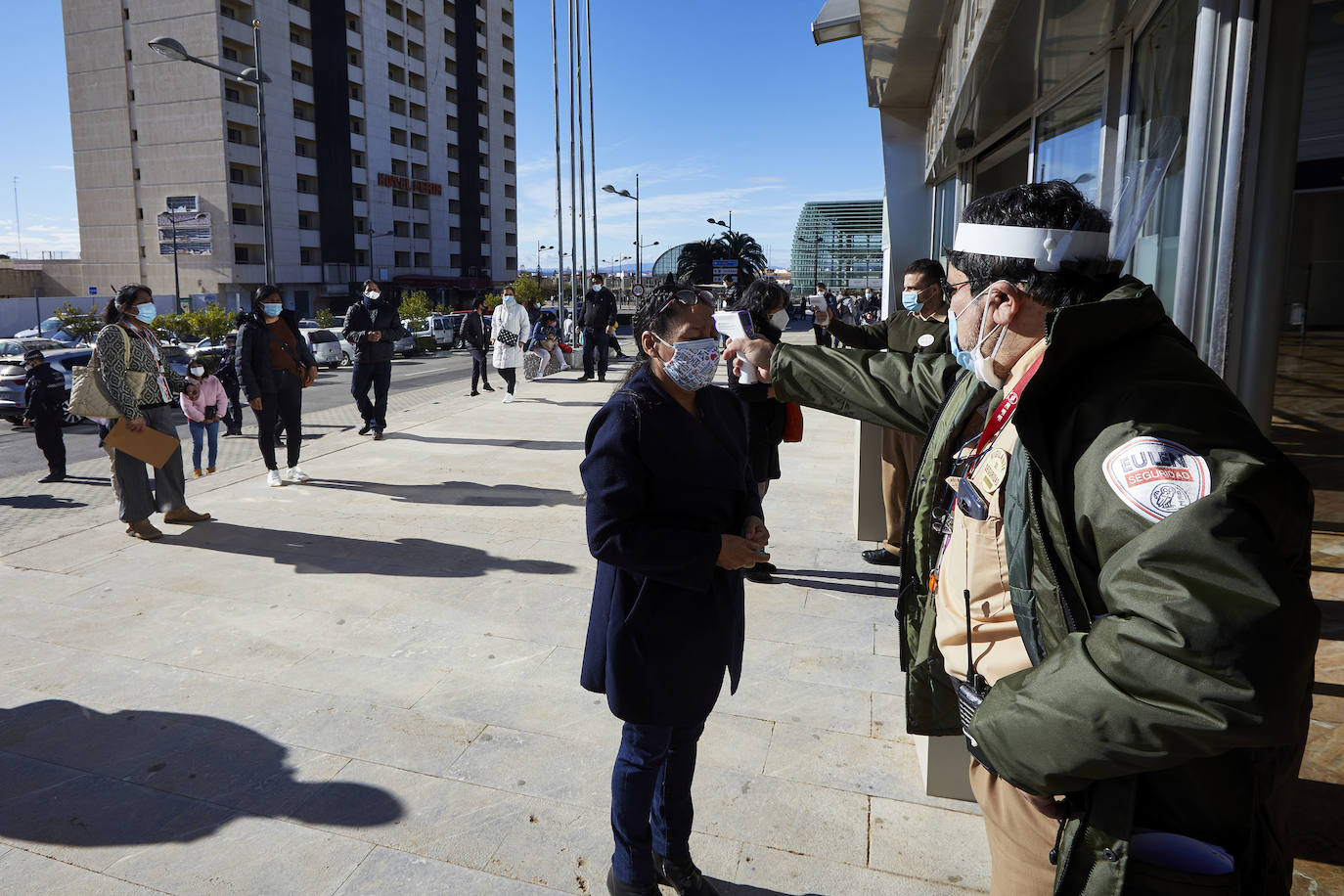 Fotos: Miles de ecuatorianos acuden a votar en Feria Valencia