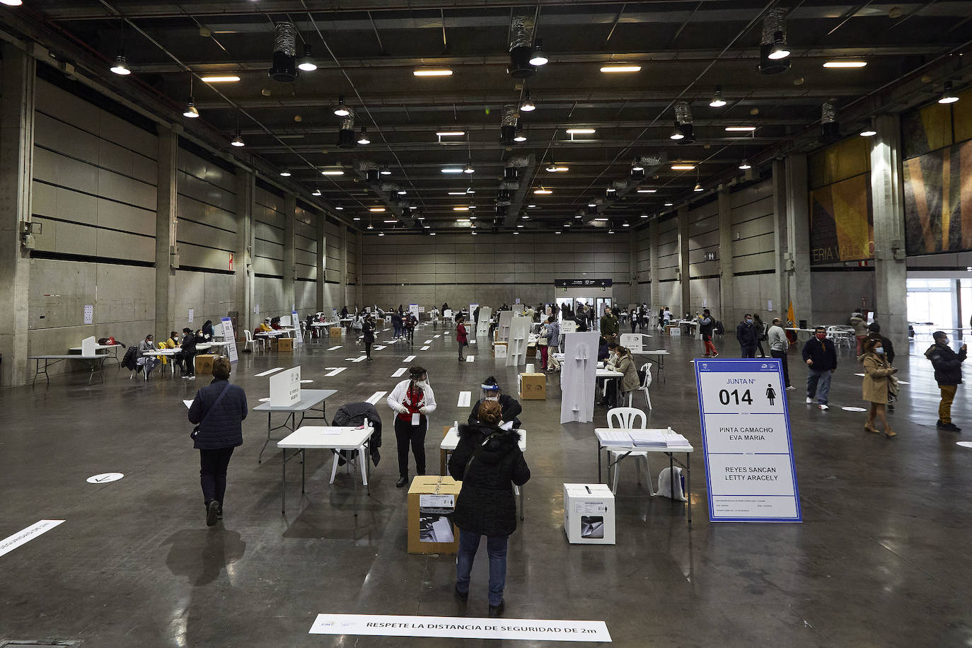 Fotos: Miles de ecuatorianos acuden a votar en Feria Valencia