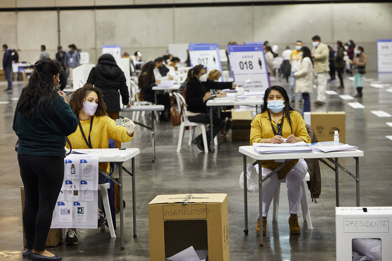 Fotos: Miles de ecuatorianos acuden a votar en Feria Valencia