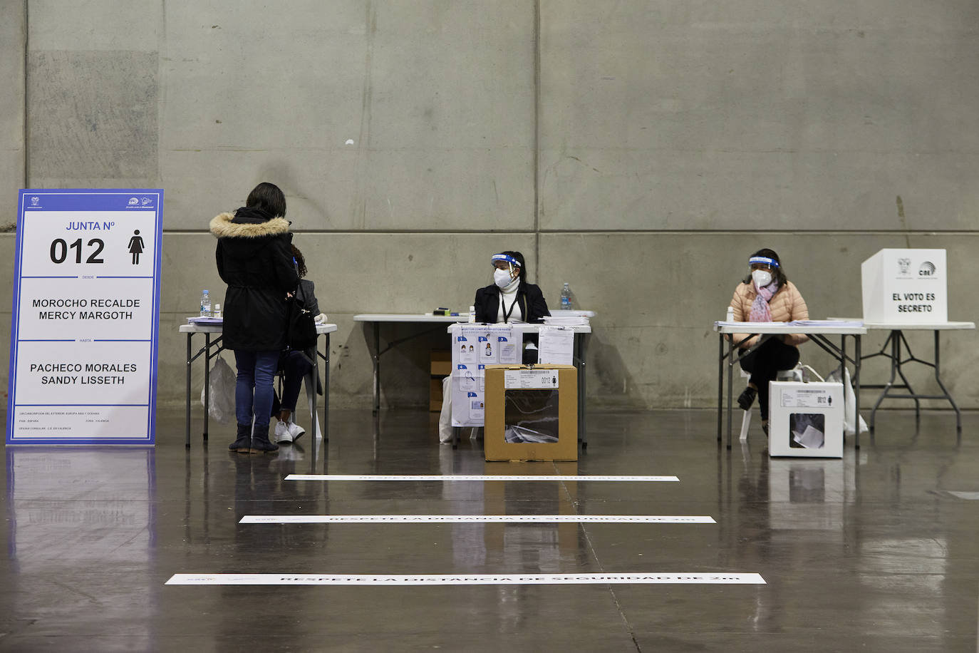 Fotos: Miles de ecuatorianos acuden a votar en Feria Valencia