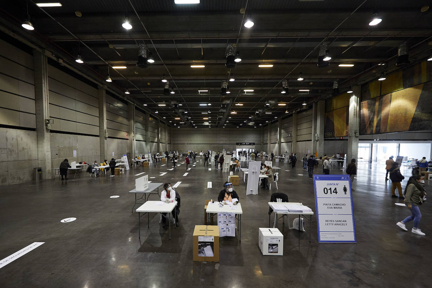 Fotos: Miles de ecuatorianos acuden a votar en Feria Valencia