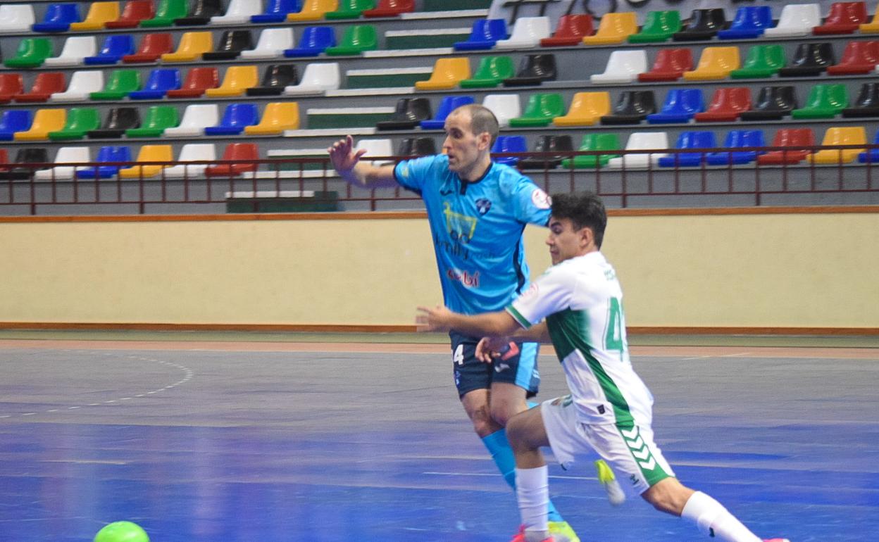 Una jugada del partido. 