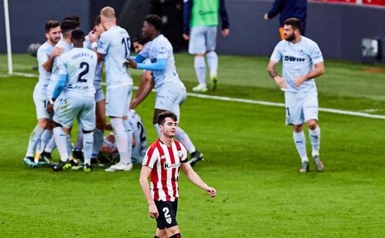 Cutrone (derecha), acude a la celebración del gol de sus nuevos compañeros. 