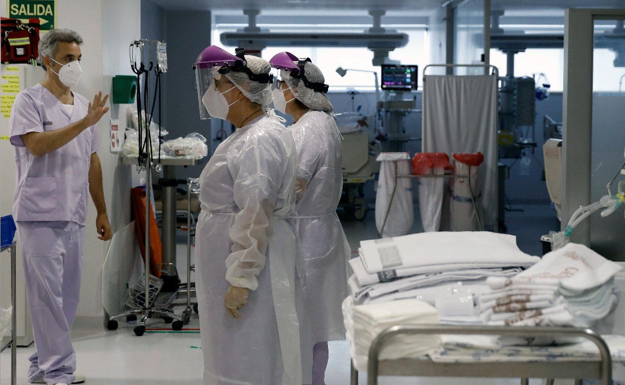 Interior de la UCI de un hospital. 