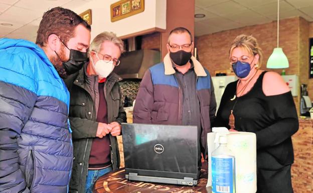 El alcalde Ramón Marí, y el edil, José Arias comprueban la plataforma en el bar La Bodegueta.