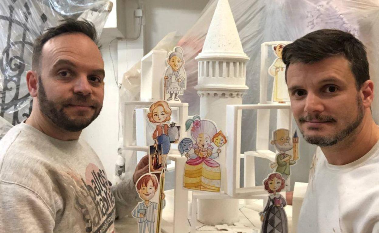 Francisco Sanabria y José Luis Ceballos, en su taller del barrio de San Isidro. 