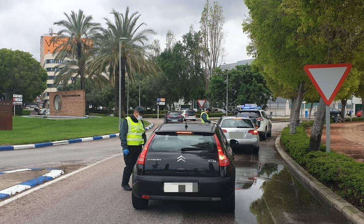 Control de la Guardia Civil en Oliva durante el estado de alarma. 