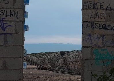 Imagen secundaria 1 - Unos surfistas en el Arenal, en Xàbia. 