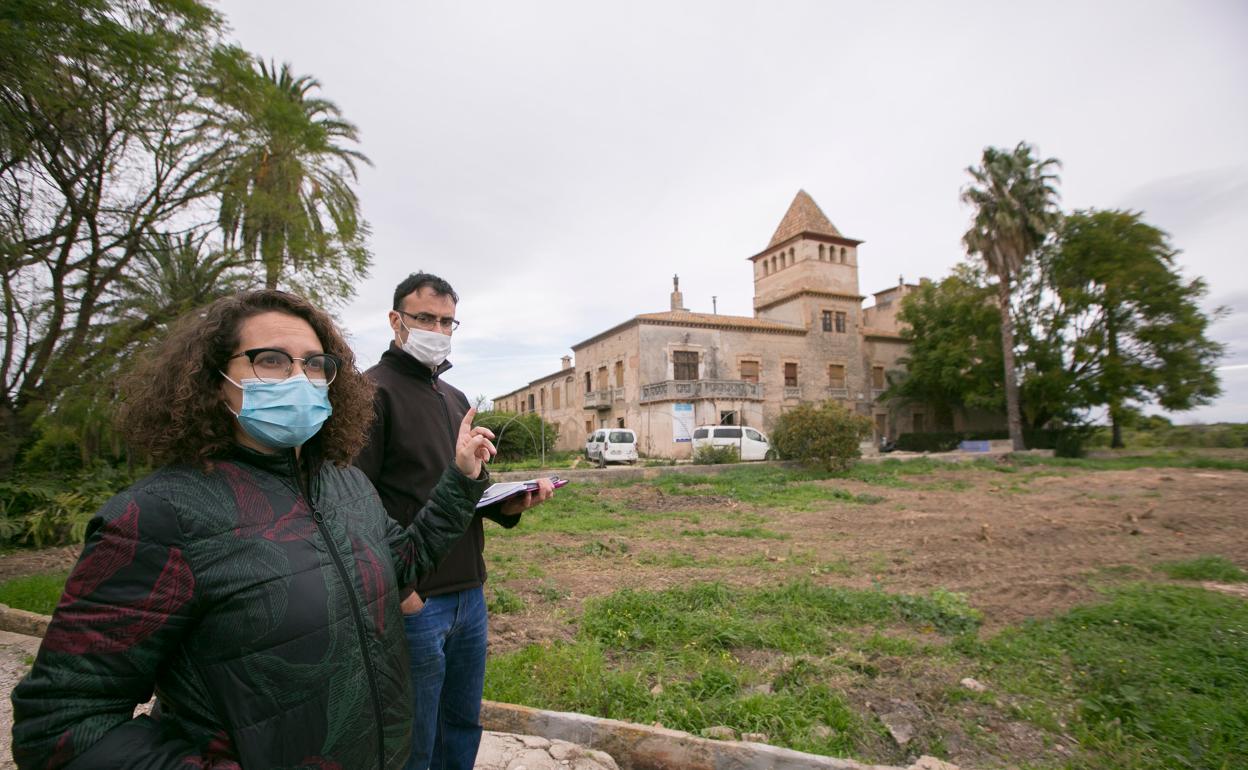 Alícia Izquierdo en la visita a la Torre dels Pares de Gandia, junto a un técnico. 