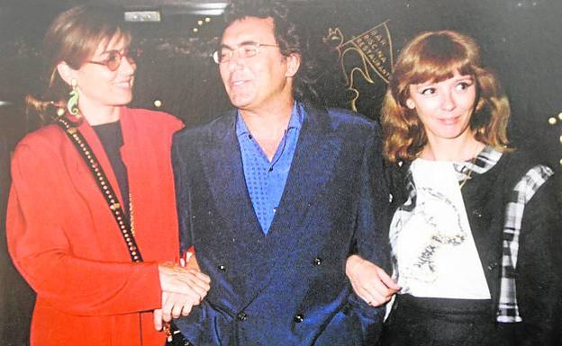 Imagen principal - Romina Power, Albano y la periodista Mar Monsoriu. | Javier Ormaechea, director de Promoción, Carmen Sevilla y Vicente Patuel. Un jovencísimo Bertín Osborne, en el casino en una de sus primeras actuaciones. 