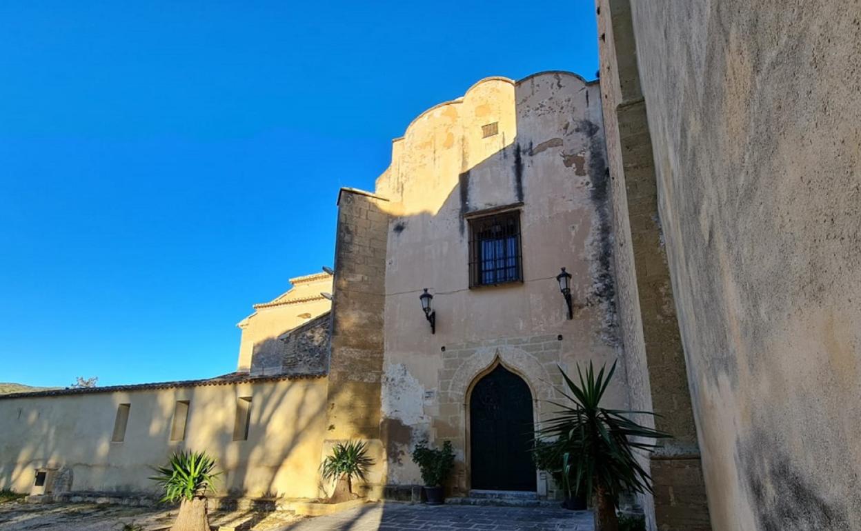 Uno de los laterales del Monasterio, la entrada a la iglesia. 