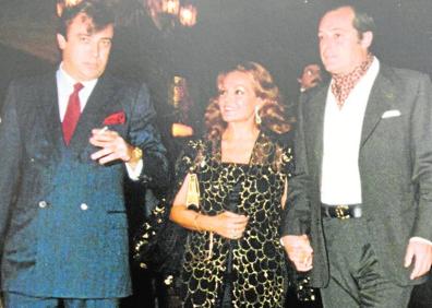 Imagen secundaria 1 - Romina Power, Albano y la periodista Mar Monsoriu. | Javier Ormaechea, director de Promoción, Carmen Sevilla y Vicente Patuel. Un jovencísimo Bertín Osborne, en el casino en una de sus primeras actuaciones. 