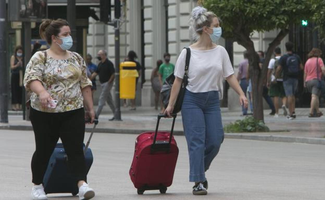 Turistas por el centro de Valencia. 