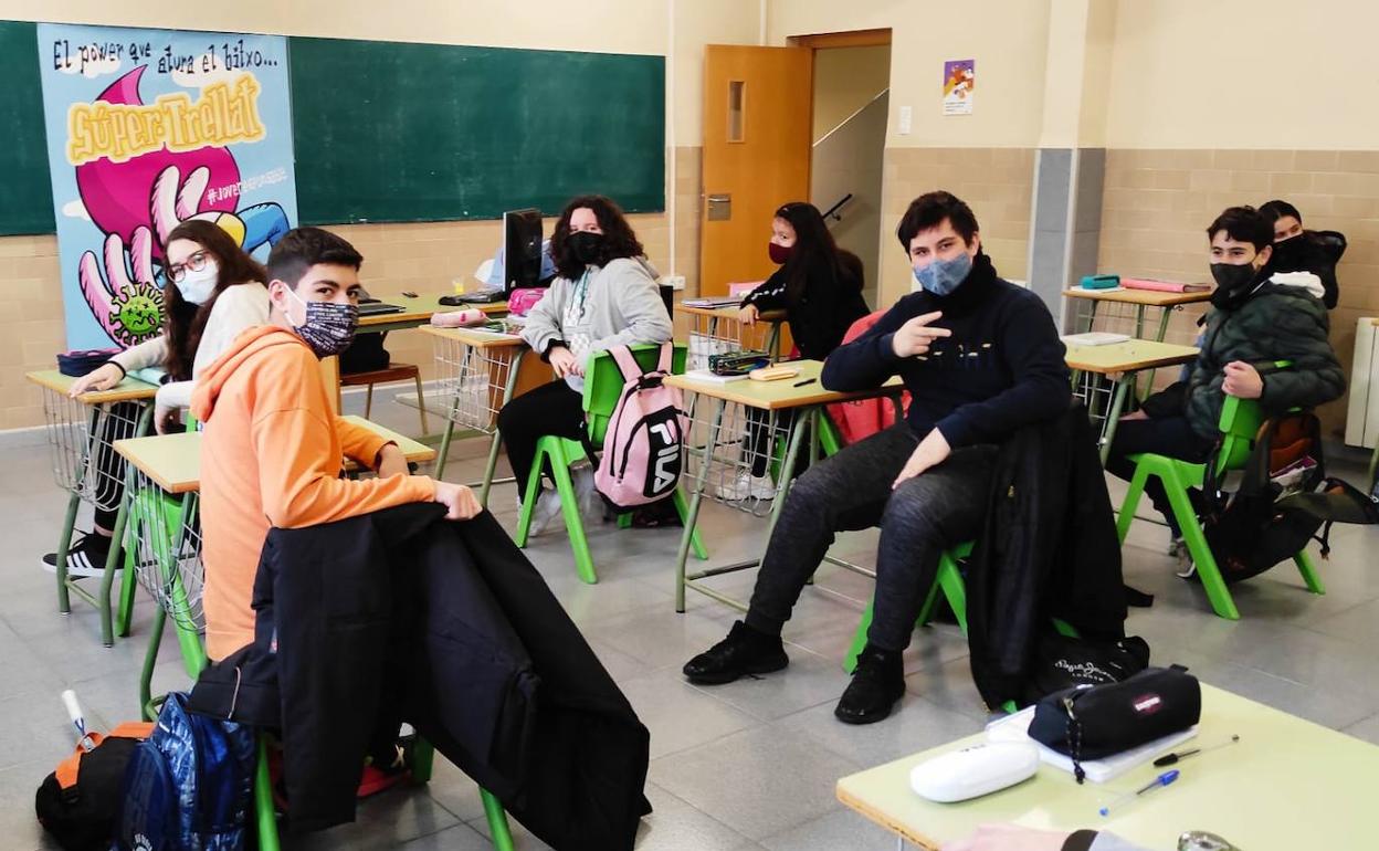 Un grupo de jóvenes en un aula. 