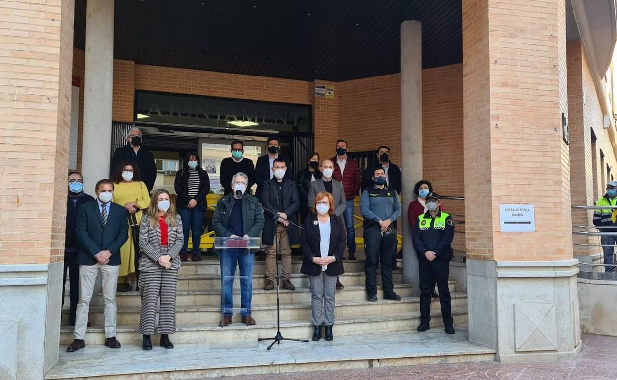 Los alcaldes de varios municipios en el minuto de silencio de condena por la joven prostituta. 