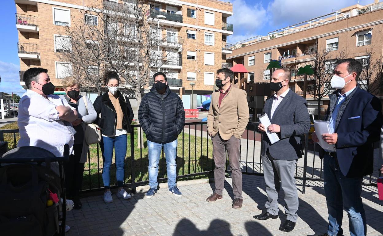 El conseller, Martínez Dalmau, con el alcalde de Riba-roja, Robert Raga, con los afectados del municipio. 